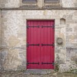Cómo asegurar una puerta de madera por fuera